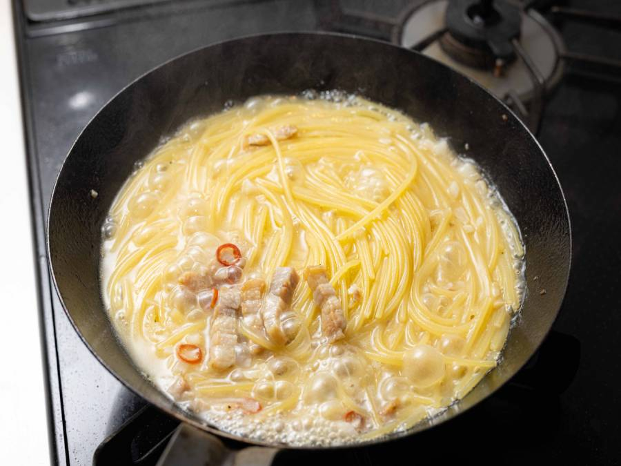 鉄フライパンでパスタ作り