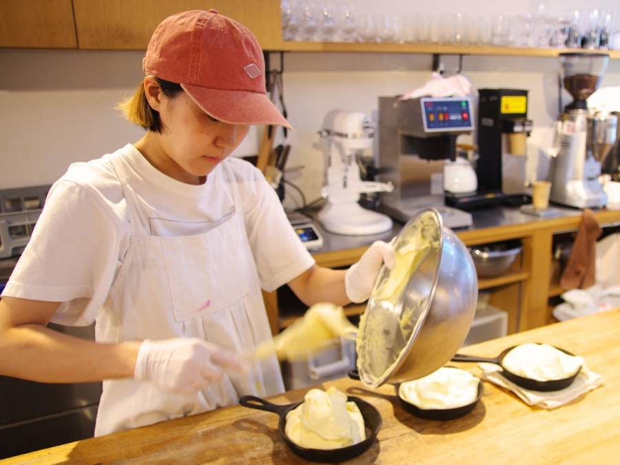 調理中のスタッフ