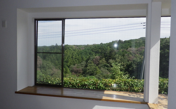 リビング出窓からの眺望（2023年10月撮影）